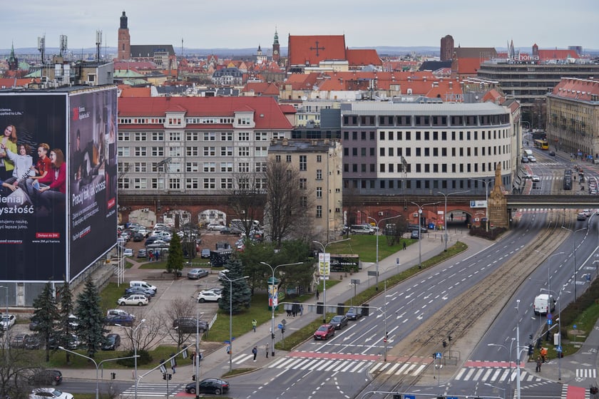 Wrocław widziany z biurowca Centrum Południe oraz widoki z ziemi na budynku przy Powstańców Śląskich