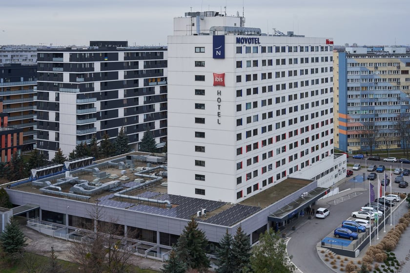 Wrocław widziany z biurowca Centrum Południe oraz widoki z ziemi na budynku przy Powstańców Śląskich