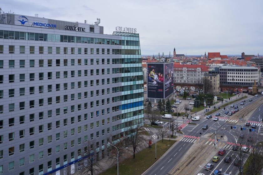Wrocław widziany z biurowca Centrum Południe oraz widoki z ziemi na budynku przy Powstańców Śląskich
