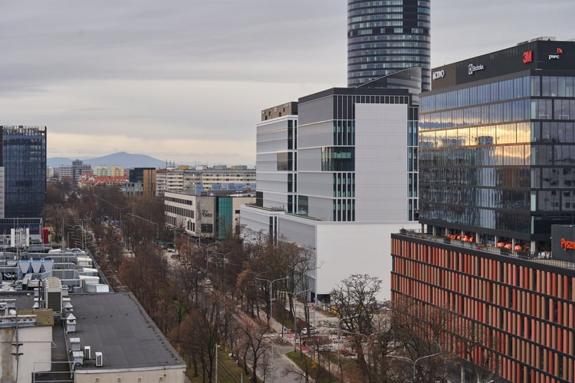 Wrocław widziany z biurowca Centrum Południe oraz widoki z ziemi na budynku przy Powstańców Śląskich