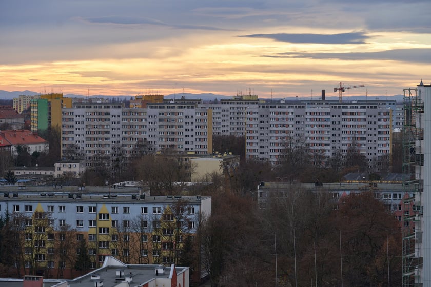 Wrocław widziany z biurowca Centrum Południe oraz widoki z ziemi na budynku przy Powstańców Śląskich