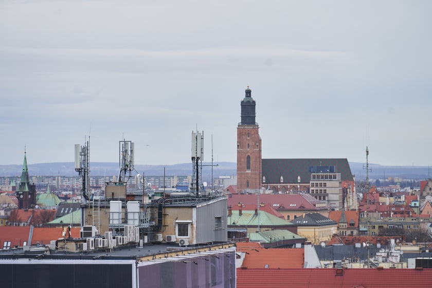 Wrocław widziany z biurowca Centrum Południe oraz widoki z ziemi na budynku przy Powstańców Śląskich