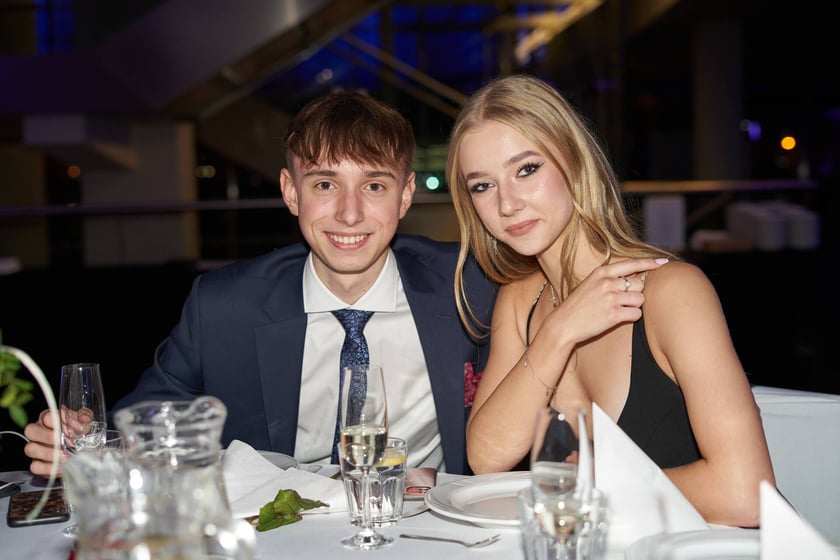 Na zdjęciu uczniowie LO nr VII im. K.K. Baczyńskiego we Wrocławiu podczas studniówki na Tarczyński Arena - 13 stycznia 2023 r.