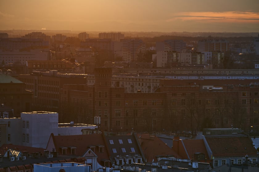Panorama Wrocławia o zachodzie słońca z mostku Pokutnic