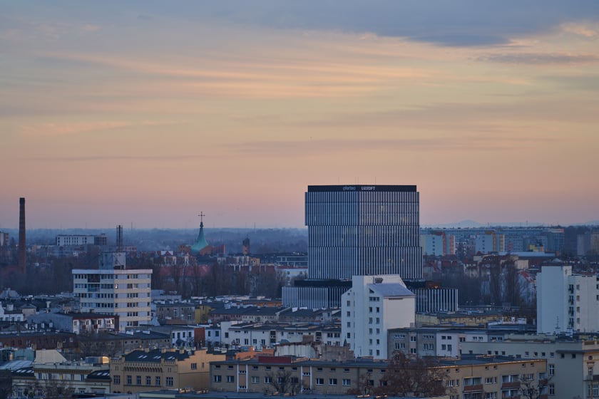 Panorama Wrocławia o zachodzie słońca z mostku Pokutnic
