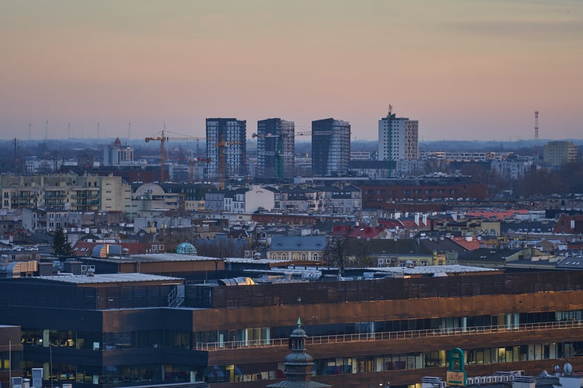 Panorama Wrocławia o zachodzie słońca z mostku Pokutnic