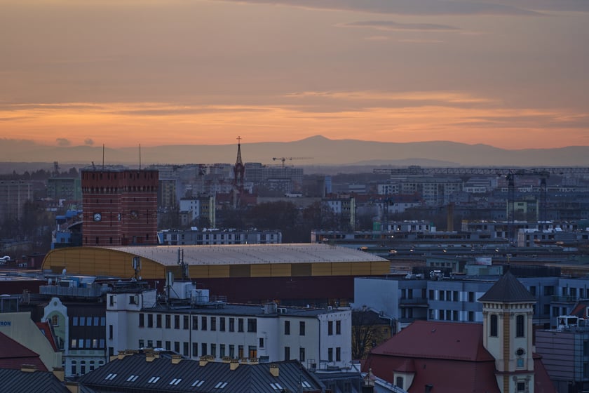 Panorama Wrocławia o zachodzie słońca z mostku Pokutnic