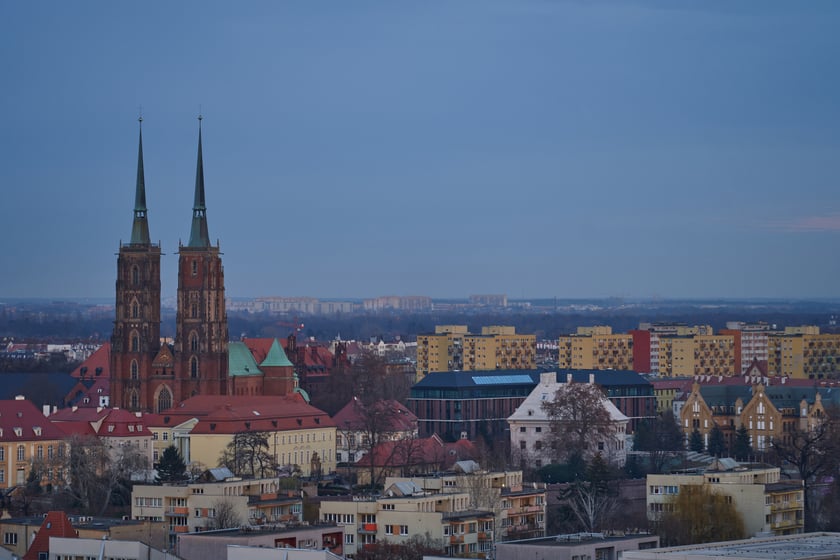 Panorama Wrocławia o zachodzie słońca z mostku Pokutnic
