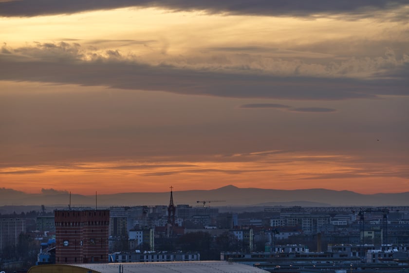 Panorama Wrocławia o zachodzie słońca z mostku Pokutnic