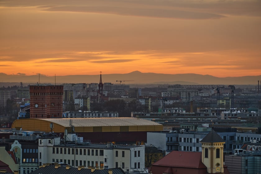 Panorama Wrocławia o zachodzie słońca z mostku Pokutnic