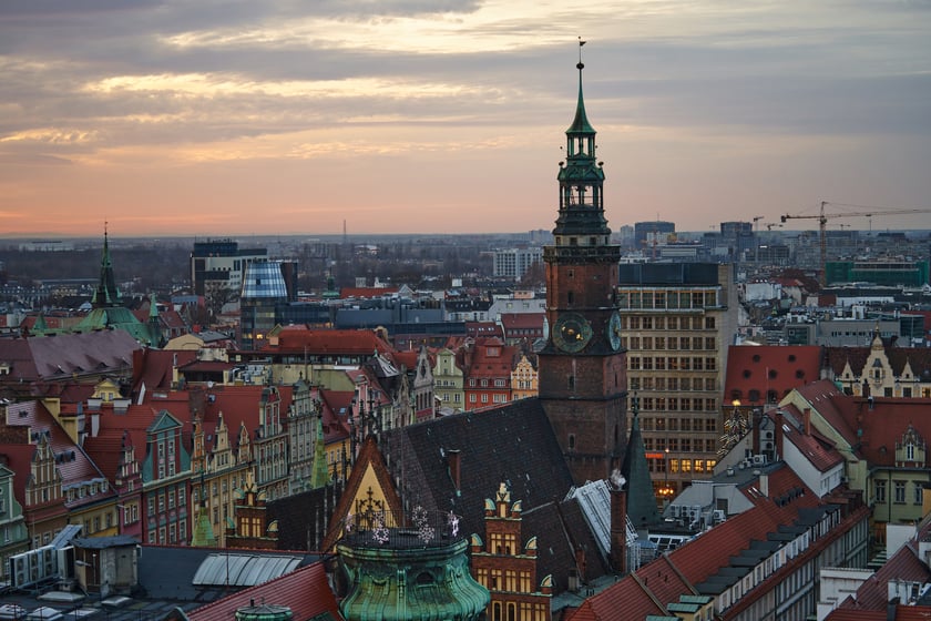 Panorama Wrocławia o zachodzie słońca z mostku Pokutnic