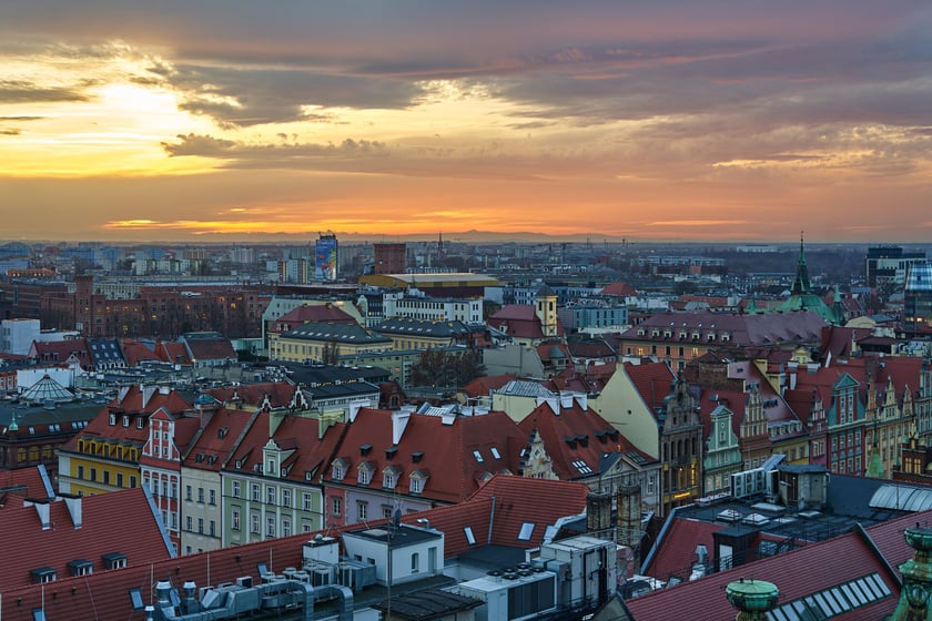 Panorama Wrocławia o zachodzie słońca z mostku Pokutnic