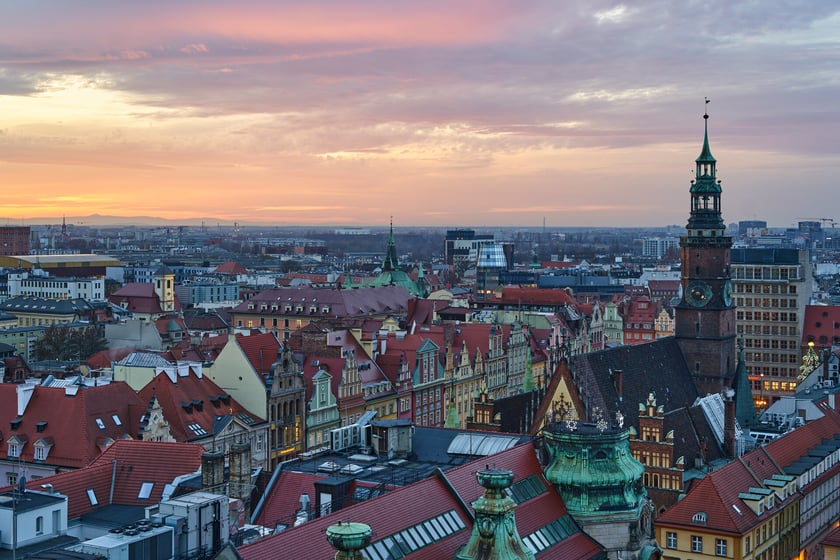 Panorama Wrocławia o zachodzie słońca z mostku Pokutnic
