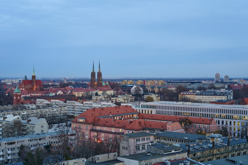 Panorama Wrocławia o zachodzie słońca z mostku Pokutnic