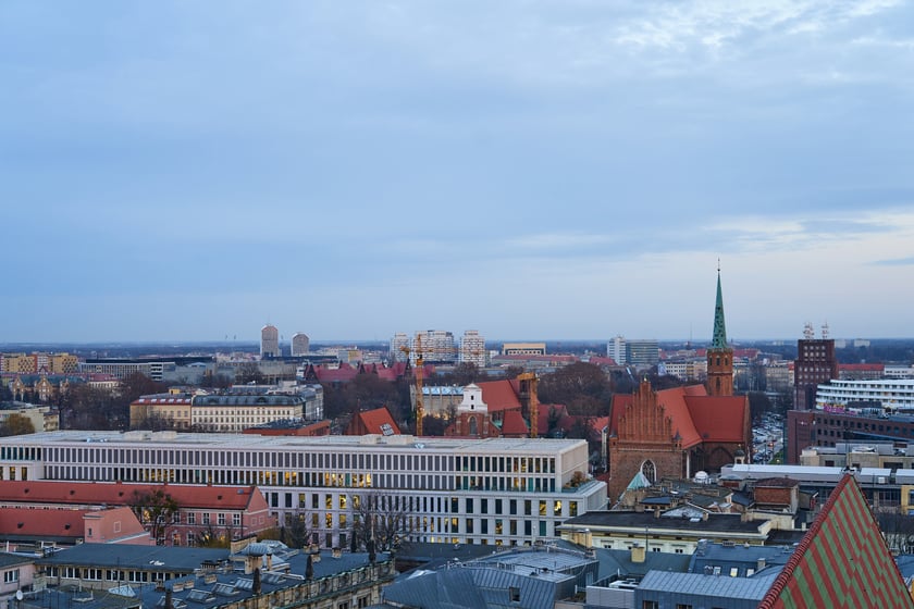 Panorama Wrocławia o zachodzie słońca z mostku Pokutnic