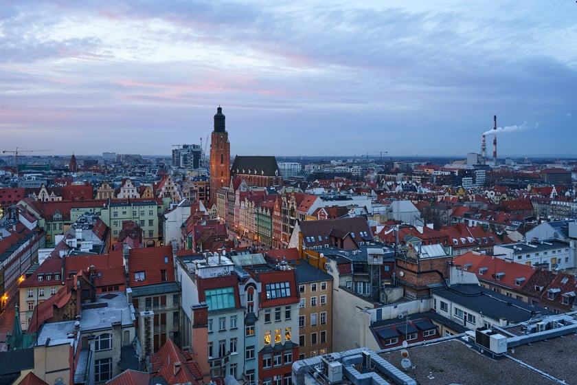 Panorama Wrocławia o zachodzie słońca z mostku Pokutnic