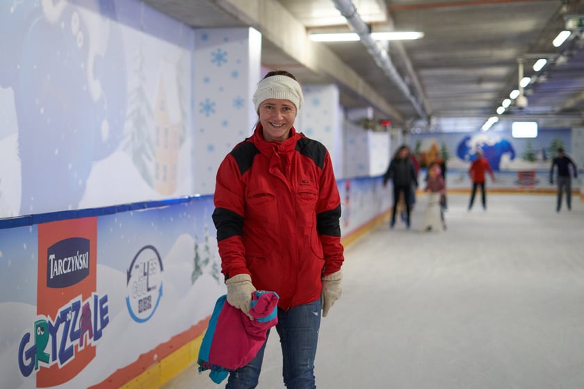 Na zdjęciu ślizgający się na lodowisku na Tarczyński Arena Wrocław