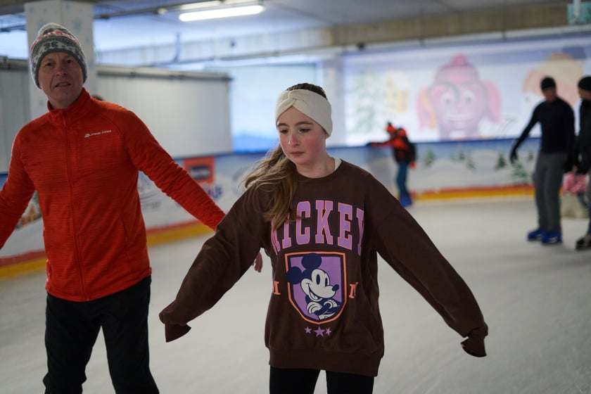 Na zdjęciu ślizgający się na lodowisku na Tarczyński Arena Wrocław