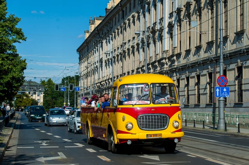 Aukcja WOŚP 2023: możecie wylicytować także przejazd turystycznym autobusem-kabrioletem. "Fredruś" to prawdziwa legenda wrocławskich ulic.