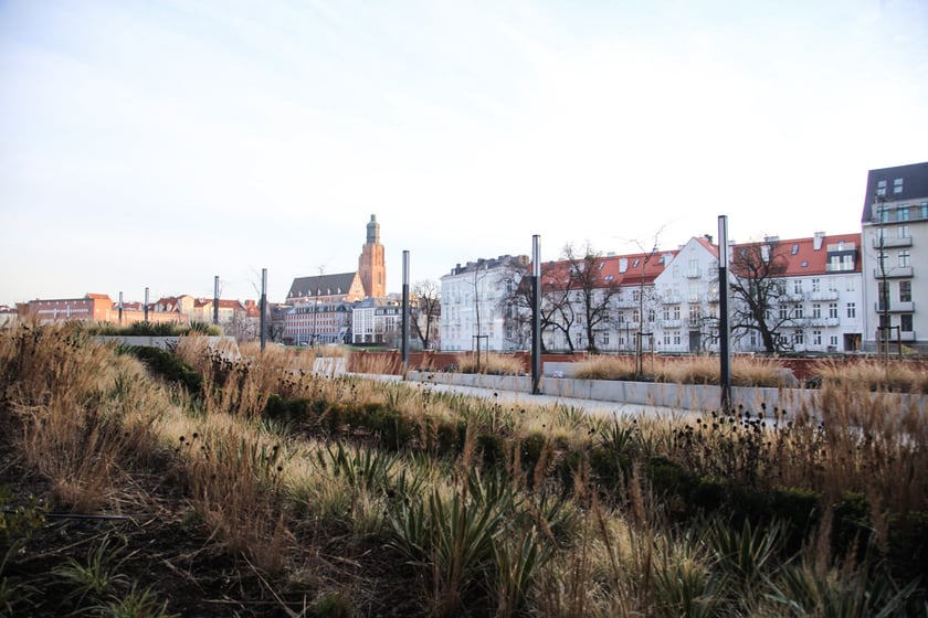 Nadodrzańskie bulwary w centrum miasta wyremontowano ostatnio w wielu miejscach