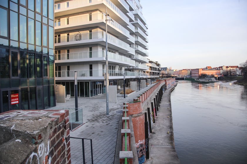 Nadodrzańskie bulwary w centrum miasta wyremontowano ostatnio w wielu miejscach