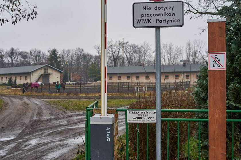 Widok na strefę dla koni, po kt&oacute;rej nie można spacerować. Widać tabliczki o zakazie wstępu