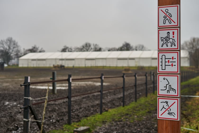 Słup informacyjny z oznaczeniami, jak należy zachowywać się w strefie dla koni