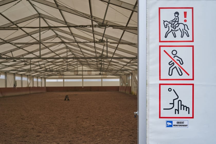 Oznaczenia w strefie dla koni informujące o zakazie wejścia i konieczności zachowania ciszy