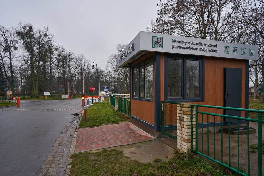 Elementy projektu Miasto Koni, kt&oacute;re mają ułatwić poruszanie się po terenie Wrocławskich Tor&oacute;w Wyścigowych - Partynice i zapewnić bezpieczeństwo ludziom i koniom