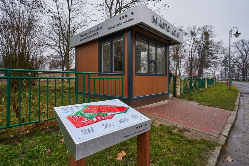 Tablica informacyjna o wydzielonych na terenie Wrocławskich Tor&oacute;w Wyścigowych - Partynice przy wejściu na teren przedsiębiorstwa&nbsp;