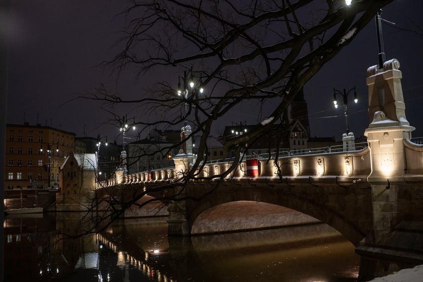 Wrocławscy seniorzy zrobili świetlną falę i most Pomorski Południowy rozbłysnął w sobotę światłem