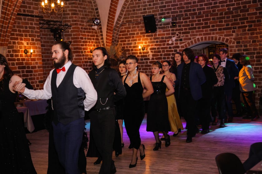 Na zdjęciu uczniowie Liceum Sztuk Plastycznych im. Stanisława Kopystyńskiego przy ul. Piotra Skargi we Wrocławiu podczas studni&oacute;wki Starym Klasztorze &ndash; 21 stycznia 2023 r.