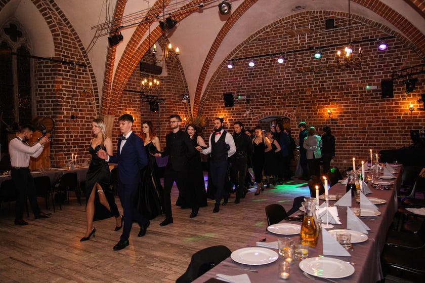Na zdjęciu uczniowie Liceum Sztuk Plastycznych im. Stanisława Kopystyńskiego przy ul. Piotra Skargi we Wrocławiu podczas studni&oacute;wki Starym Klasztorze &ndash; 21 stycznia 2023 r.