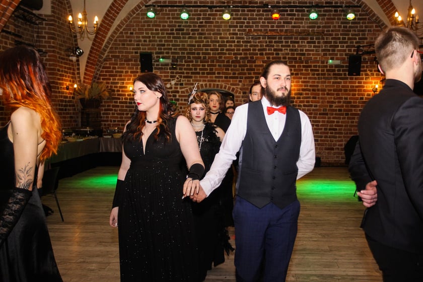 Na zdjęciu uczniowie Liceum Sztuk Plastycznych im. Stanisława Kopystyńskiego przy ul. Piotra Skargi we Wrocławiu podczas studni&oacute;wki Starym Klasztorze &ndash; 21 stycznia 2023 r.