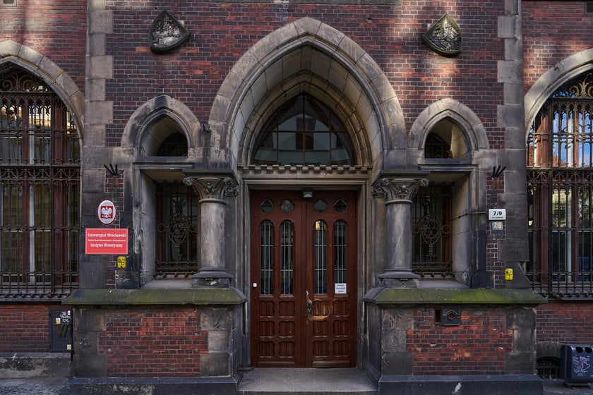 Budynek dawnej Biblioteki Uniwersyteckiej we Wrocławiu przy ul. Szajnochy 7/9