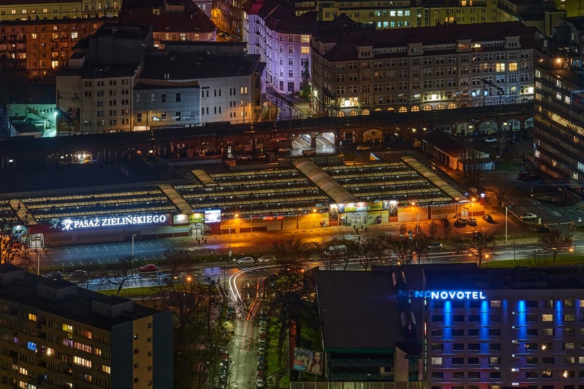 Panorama Wrocławia z Pasażem Zielińskiego nocą.