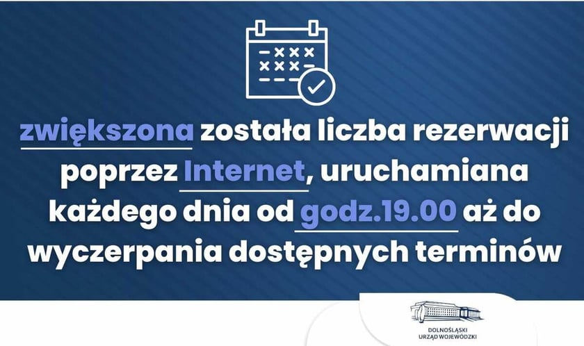 Tablica informacyjna dotycząca działania biura paszportowego w DUW