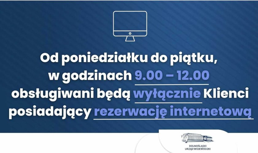Tablica informacyjna dotycząca działania biura paszportowego w DUW