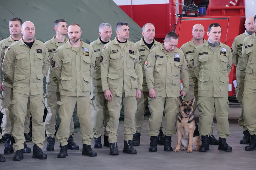 Strażacy z grupy HUSAR POLAND przed wylotem na misję do Turcji