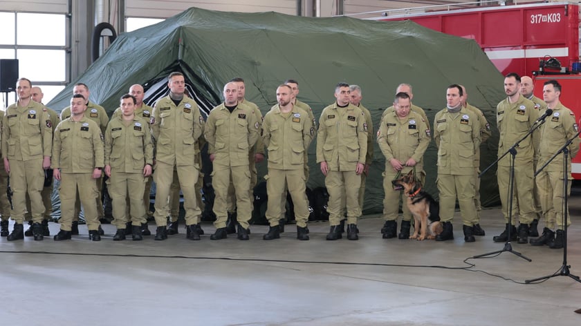 Strażacy z grupy HUSAR POLAND przed wylotem na misję do Turcji