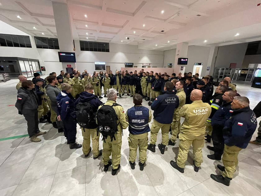 Strażacy z grupy HUSAR POLAND przed wylotem na misję do Turcji