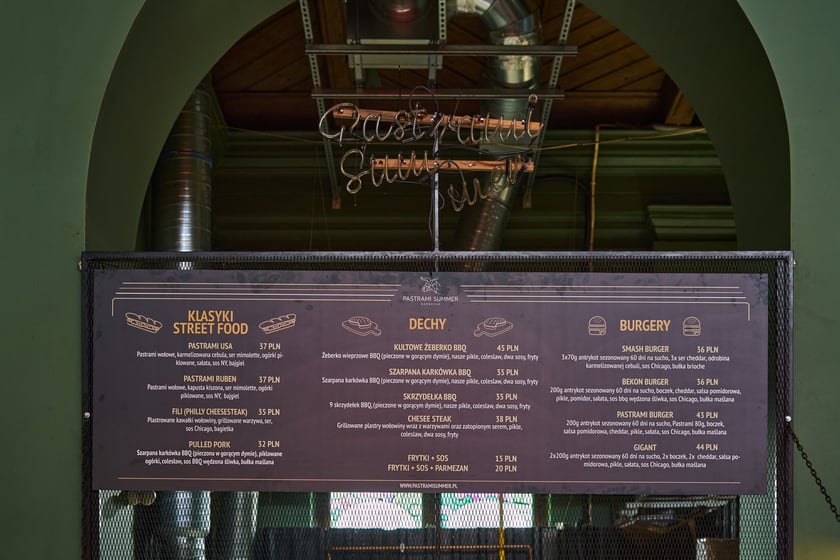 PASTRAMI SUMMER - kuchnia amerykańska. Koncept (jak sama nazwa wskazuje) specjalizuje się w pastrami, ale w menu są r&oacute;wnież burgery, frytki z sosem i mięsne deski.
Menu dostępne jest na stronie Hali.