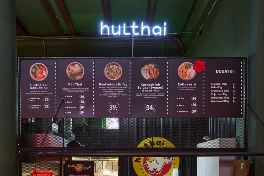 HULTHAI - koncept serwujący tajskie specjały. W ofercie są dania wegańskie, wegetariańskie i mięsne.
Menu dostępne jest na stronie Hali.