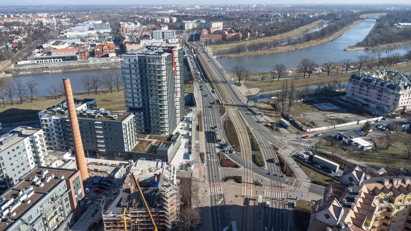 Browary Wrocławskie powstały w miejscu, gdzie od początku XIX wieku istniał "Brauerei Pfeifferhof'', Carla Scholtza, a po 1945 r. Browar Piastowski. Historia tego miejsca została zachowana w nowym wydaniu powstającego tu od kilku lat osiedla.&nbsp;