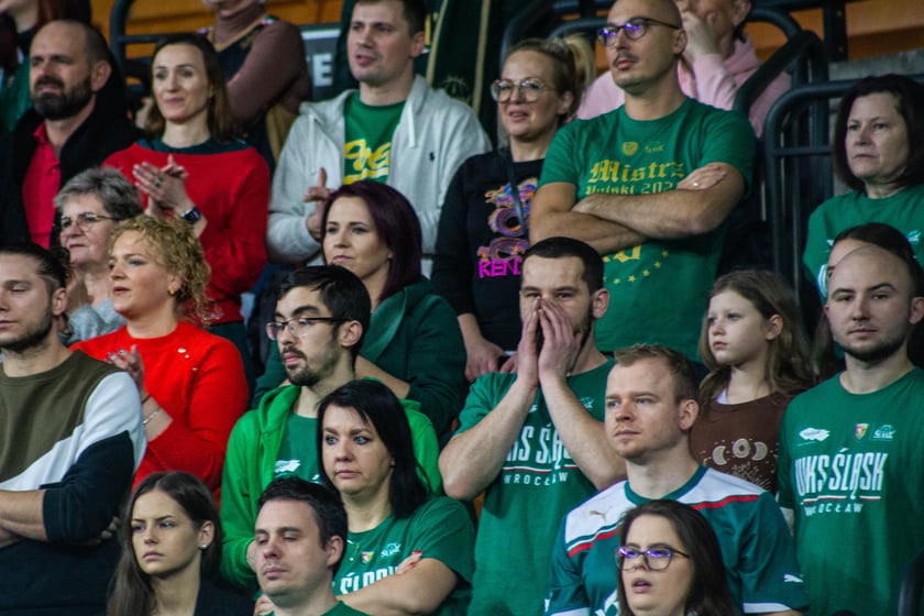 Śląsk Wrocław przegrał z Czarnymi Słupsk w Hali Stulecia. Spotkanie zakończone z wynikiem 74:86 spowodowało, że WKS nie jest już liderem tabeli.&nbsp;