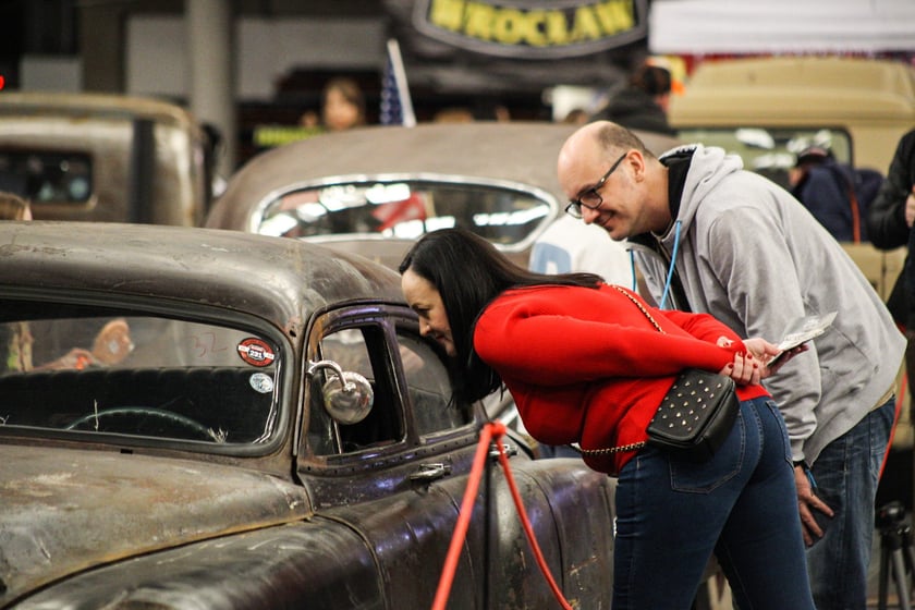 Kustomhead - tłumy wrocławian podziwiają zabytkowe pojazdy w Hali Stulecia