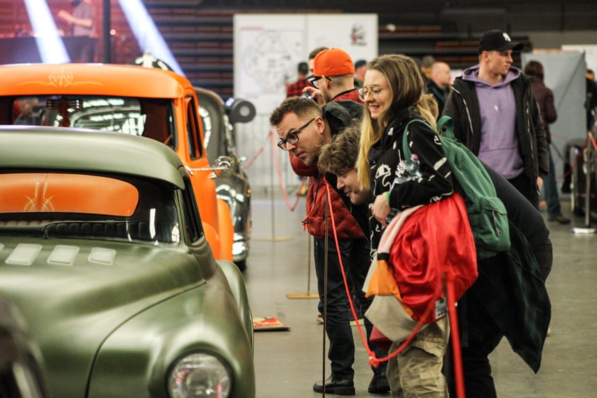 Kustomhead - tłumy wrocławian podziwiają zabytkowe pojazdy w Hali Stulecia