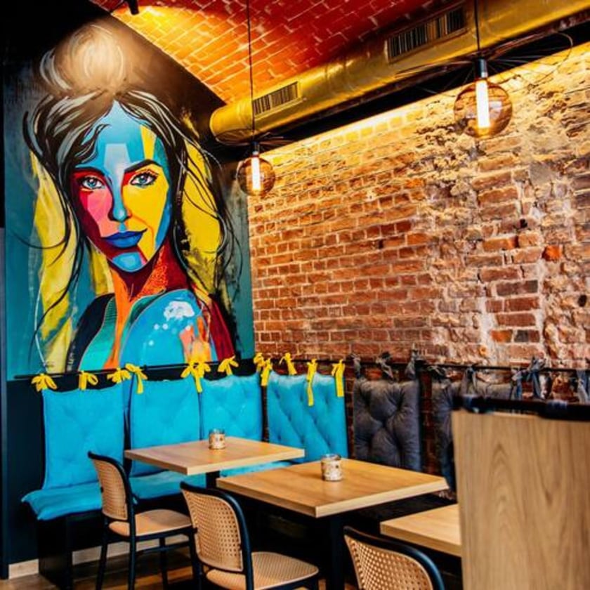 Na Pokuszenie&nbsp;&ndash;&nbsp;adres: Wojciecha Bogusławskiego 39.
Menu A

Przystawka: McCheese balls - kulki nadziewane makaronem z serem cheddar, panierowane w nachosach z sosem sriracha;
Danie gł&oacute;wne: Enchilada nadziewana farszem azteckim z nutą czekolady, salsą pomidorową na bazie papryki, fasoli i cebuli, zapiekana pod serem cheddar z dodatkiem czerwonej piklowanej cebuli, papryki i szczypiorku. Podawana z sosem pomidorowym i czosnkowym.
Deser: Mus czekoladowy ze śliwką brandy, orzechy w karmelu z truskawkową polewą.

Menu B

Przystawka: McCheese balls - kulki nadziewane makaronem z serem cheddar, panierowane w nachosach z sosem sriracha;
Danie gł&oacute;wne: Enchilada z szarpaną wieprzowiną, zapiekana pod serem cheddar z dodatkiem czerwonej piklowanej cebuli, papryki i szczypiorku. Podawana z sosem pomidorowym i czosnkowym;
Deser: Mus czekoladowy ze śliwką brandy, orzechy w karmelu z truskawkową polewą.
