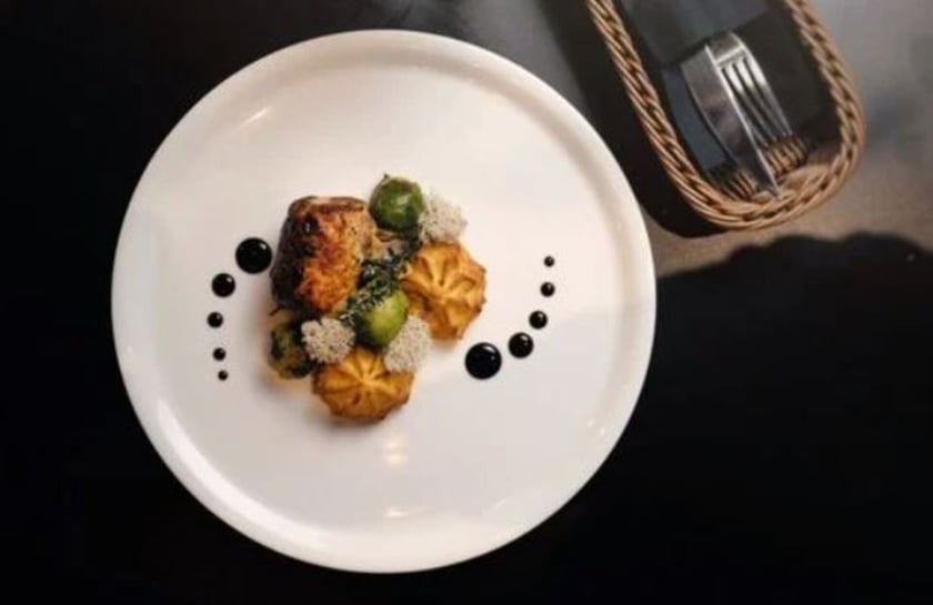 Do Sopotu Cocktails&amp;Food&nbsp;&ndash;&nbsp;adres: Świętego Mikołaja 7.
Menu A

Przystawka: Łosoś glavlax marynowany w buraczkach ze świeżym koprem i owocem granatu;
Danie gł&oacute;wne: Szaszłyk z marynowanych w miodzie warzyw, podany z chutney z czerwonej cebuli i świeżym ziołami;
Deser: Delikatny deser z jogurtem, granolą i owocami.

Menu B

Przystawka: Sałatka di bufala z oliwą truflową i orzechami;
Danie gł&oacute;wne: Soczysta rolada schabowa z dojrzewającą szynką crudo i bazylią, ziemniaki duchesse podane z blanszowaną brukselką maślaną;
Deser: Kremowe włoskie tiramisu.
