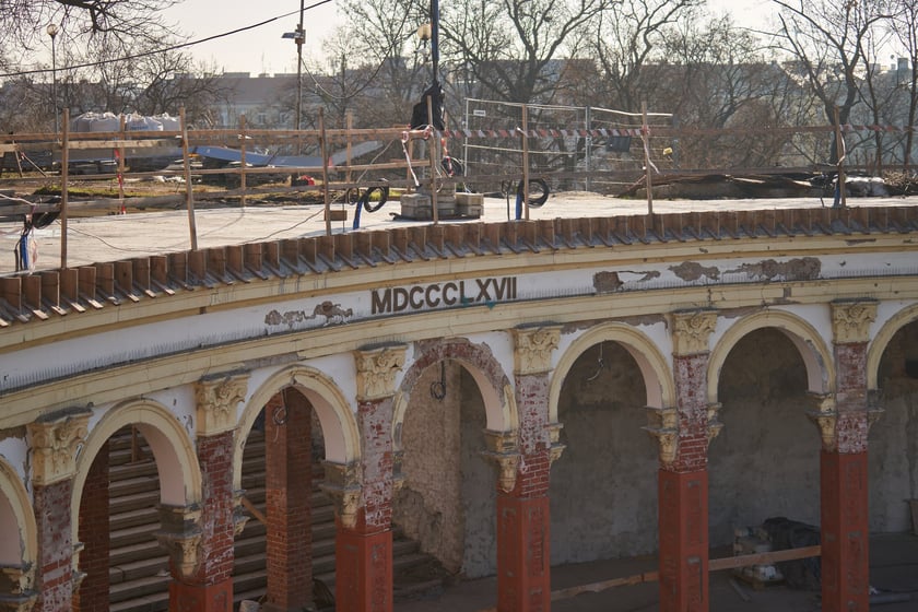 Remont Wzgórza Partyzantów w lutym 2023 - fragment półkolistej loggii